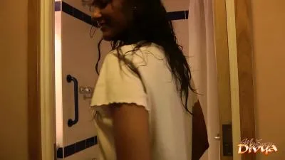 India adolescente Divya sacudiendo el culo caliente en la ducha