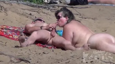 Pompino sulla spiaggia per nudisti