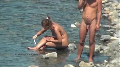 Video speciali: giovani ragazze nudiste nude in mare