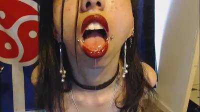 Goth con rossetto rosso: sputo, saliva e feticcio